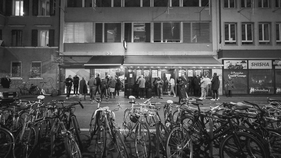 Aussenansicht des Clubs Zukunft bei Nacht